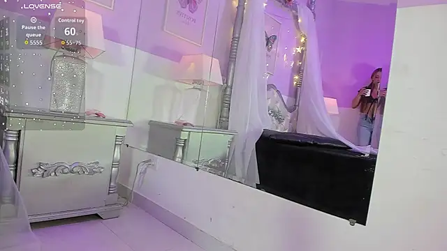 Snapshot of MiaCassel chatting on 10/26/25, 12:27 MiaCassel online show from 10/26/25, 12:27