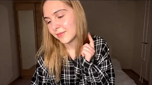 Snapshot of MyraLitterers chatting on 12/05/25, 03:21 MyraLitterers online show from 12/05/25, 03:21