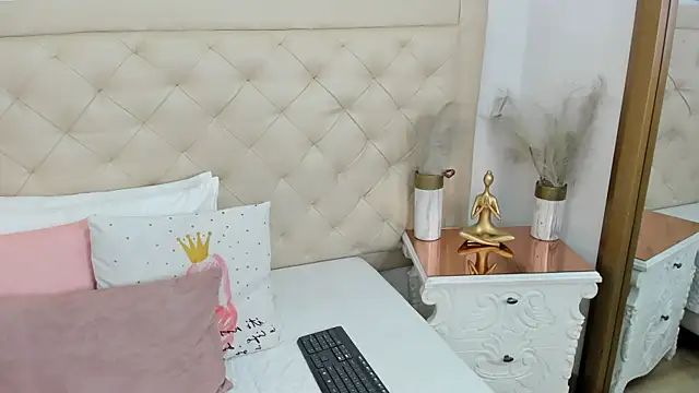 Snapshot of lucia_lorenz chatting on 11/27/25, 11:32 lucia lorenz online show from 11/27/25, 11:32