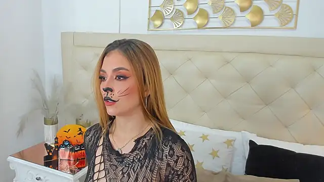 Snapshot of lucia_lorenz chatting on 10/31/25, 12:24 lucia lorenz online show from 10/31/25, 12:24