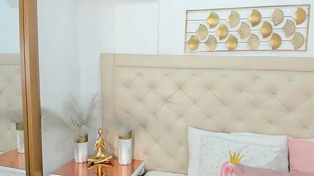 lucia lorenz online show from 12/21/25, 11:23