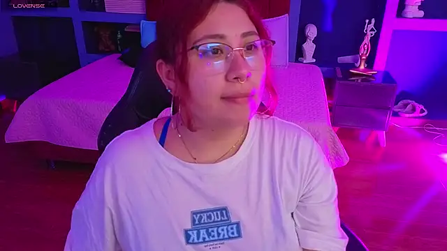 Snapshot of littlee_red chatting on 02/21/26, 08:44 littlee red online show from 02/21/26, 08:44