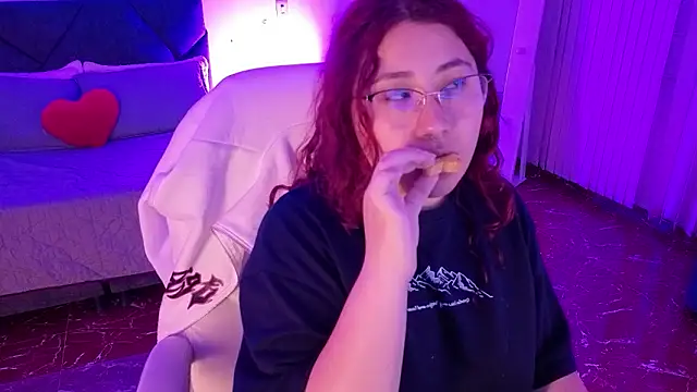 Snapshot of littlee_red chatting on 02/01/26, 08:40 littlee red online show from 02/01/26, 08:40