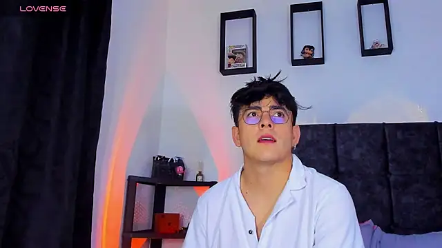 Snapshot of Theo_Noxxx chatting on 10/19/25, 02:47 Theo Noxxx online show from 10/19/25, 02:47