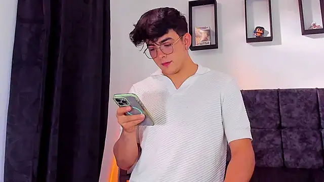 Snapshot of Theo_Noxxx chatting on 10/23/25, 08:18 Theo Noxxx online show from 10/23/25, 08:18