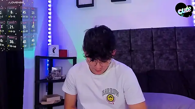 Snapshot of Theo_Noxxx chatting on 11/27/25, 06:52 Theo Noxxx online show from 11/27/25, 06:52