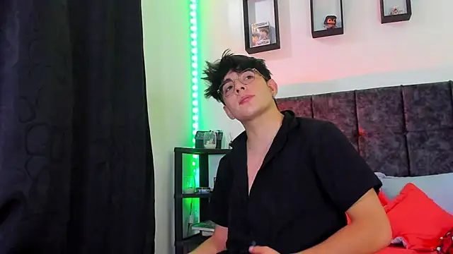 Snapshot of Theo_Noxxx chatting on 10/27/25, 06:42 Theo Noxxx online show from 10/27/25, 06:42