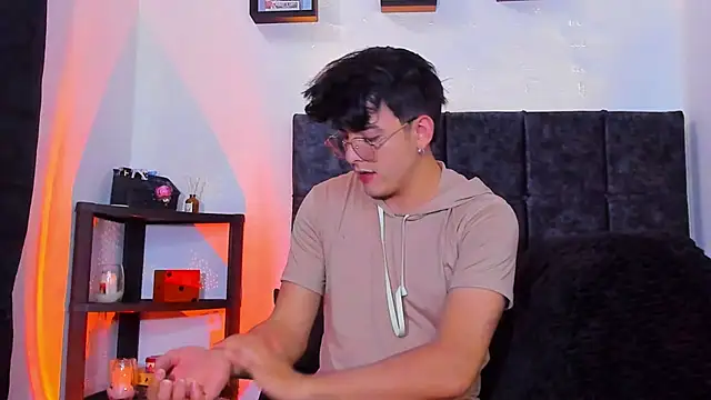 Snapshot of Theo_Noxxx chatting on 10/22/25, 07:46 Theo Noxxx online show from 10/22/25, 07:46