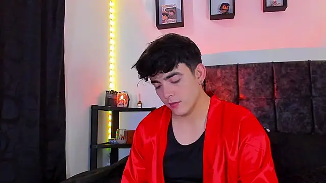 Snapshot of Theo_Noxxx chatting on 10/25/25, 07:03 Theo Noxxx online show from 10/25/25, 07:03