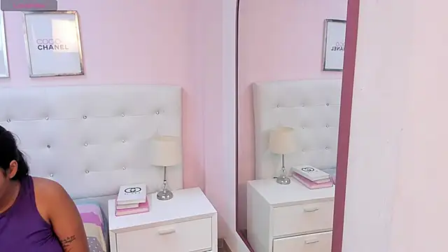 Snapshot of AndreaNavas chatting on 10/31/25, 03:58 AndreaNavas online show from 10/31/25, 03:58