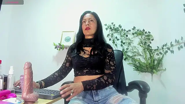 canelaa    online show from 11/03/25, 03:15