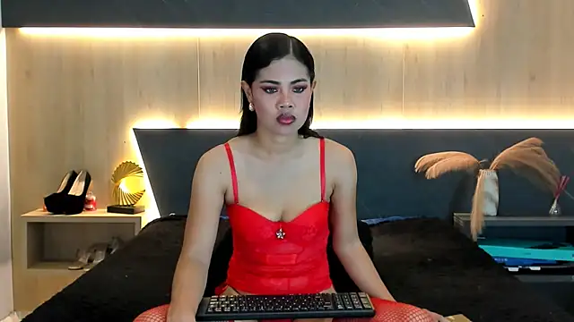 LorenaVarga online show from 05/17/26, 07:36