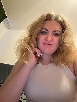 Snapshot of Amelia-Diamond chatting on 11/17/25, 06:39 Amelia-Diamond online show from 11/17/25, 06:39