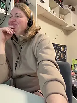 Amelia-Diamond online show from 12/18/25, 08:30