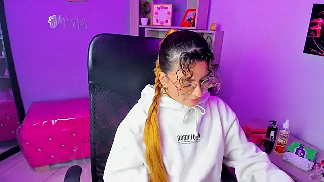 EmiliRouse  online show from 11/22/25, 01:48