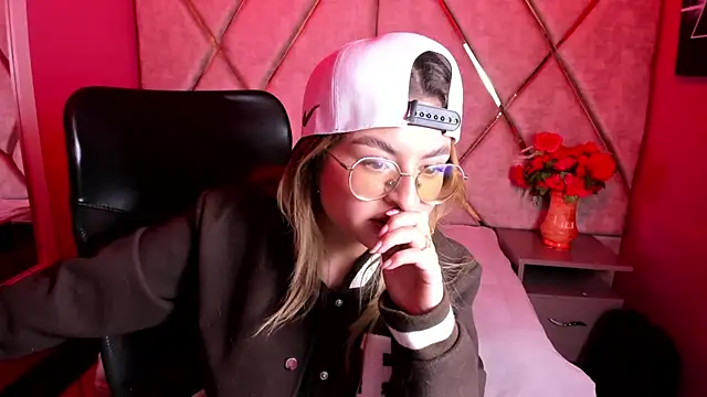 EmiliRouse  online show from 12/05/25, 01:05