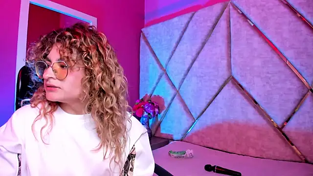 EmiliRouse  online show from 12/16/25, 02:27