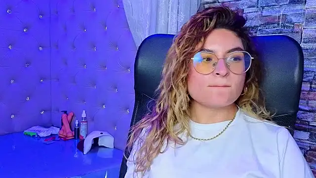 EmiliRouse  online show from 12/14/25, 02:51