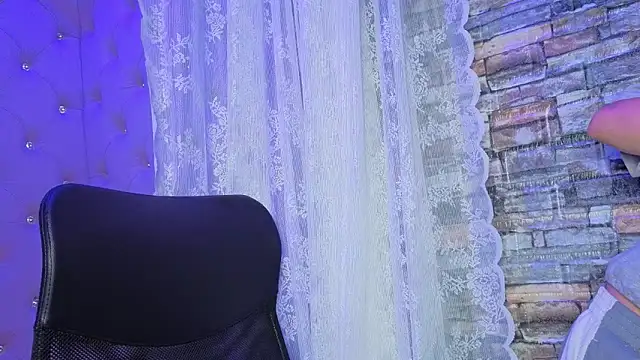 EmiliRouse  online show from 11/25/25, 03:07