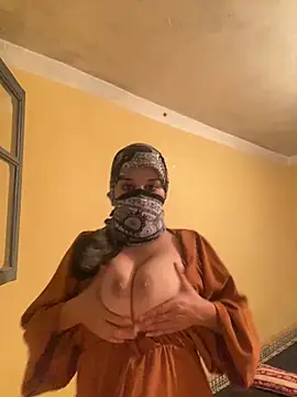 Snapshot of SaraChouchou chatting on 10/26/25, 12:00 SaraChouchou online show from 10/26/25, 12:00