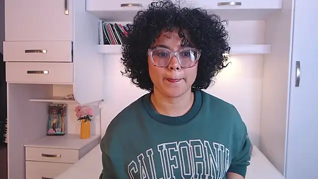 MartiRuis10 online show from 12/16/25, 08:13