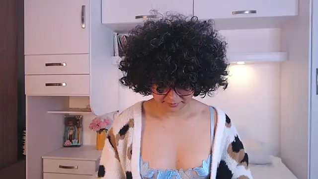 MartiRuis10 online show from 12/13/25, 08:04