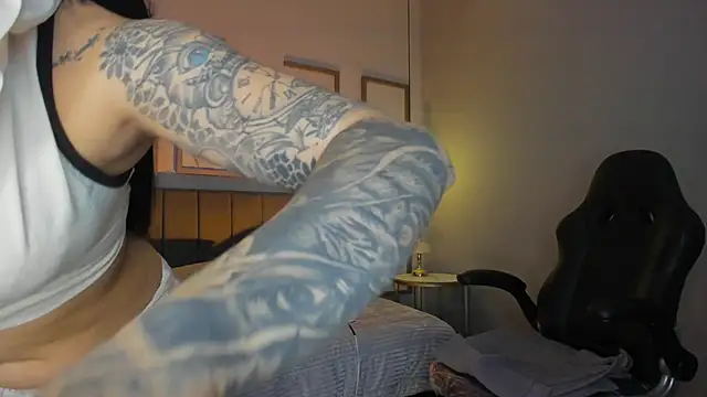 Nahome Kuperth online show from 10/24/25, 04:00