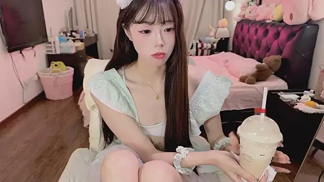 Snapshot of Onecutelittle chatting on 05/08/26, 02:21 Onecutelittle online show from 05/08/26, 02:21