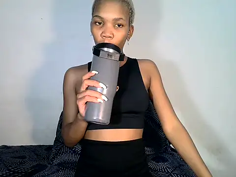 MinnieBee101 online show from 11/12/25, 09:29