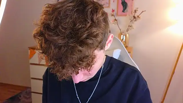 Snapshot of crisp1n chatting on 11/11/25, 03:07 crisp1n online show from 11/11/25, 03:07