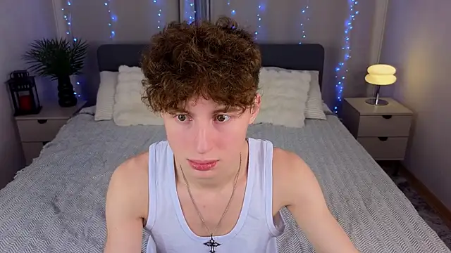 Snapshot of crisp1n chatting on 11/15/25, 09:30 crisp1n online show from 11/15/25, 09:30