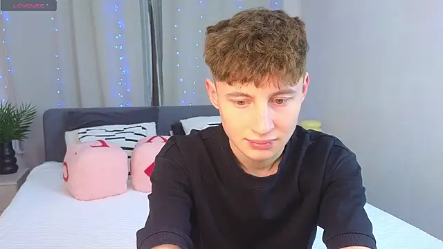 Snapshot of crisp1n chatting on 11/27/25, 02:50 crisp1n online show from 11/27/25, 02:50