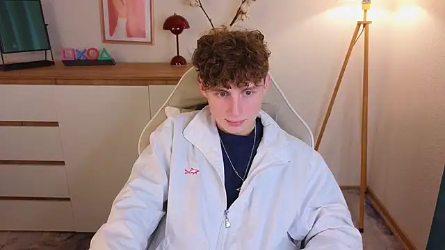 Snapshot of crisp1n chatting on 10/19/25, 03:04 crisp1n online show from 10/19/25, 03:04