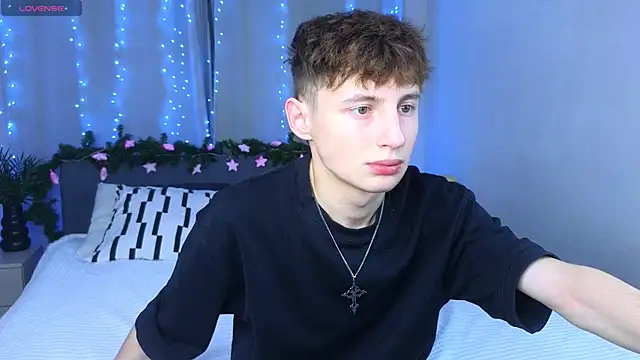 Snapshot of crisp1n chatting on 12/04/25, 02:49 crisp1n online show from 12/04/25, 02:49