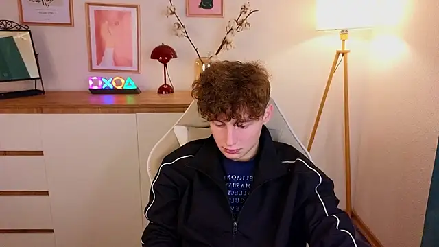 Snapshot of crisp1n chatting on 10/21/25, 01:21 crisp1n online show from 10/21/25, 01:21