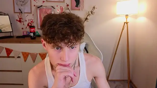 Snapshot of crisp1n chatting on 10/24/25, 02:49 crisp1n online show from 10/24/25, 02:49