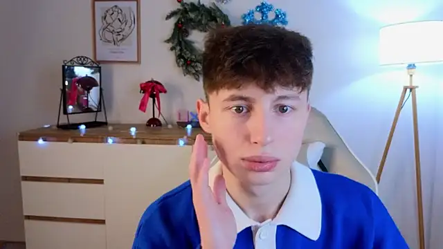 Snapshot of crisp1n chatting on 12/14/25, 03:06 crisp1n online show from 12/14/25, 03:06