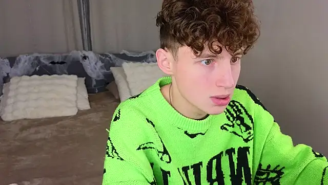 Snapshot of crisp1n chatting on 11/06/25, 02:54 crisp1n online show from 11/06/25, 02:54