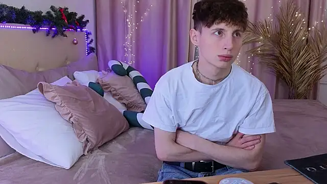 Snapshot of crisp1n chatting on 12/15/25, 10:15 crisp1n online show from 12/15/25, 10:15