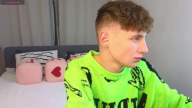 Snapshot of crisp1n chatting on 11/26/25, 04:51 crisp1n online show from 11/26/25, 04:51