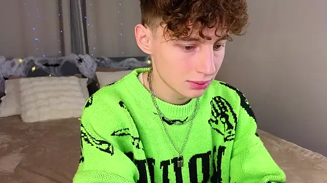 Snapshot of crisp1n chatting on 10/25/25, 03:01 crisp1n online show from 10/25/25, 03:01