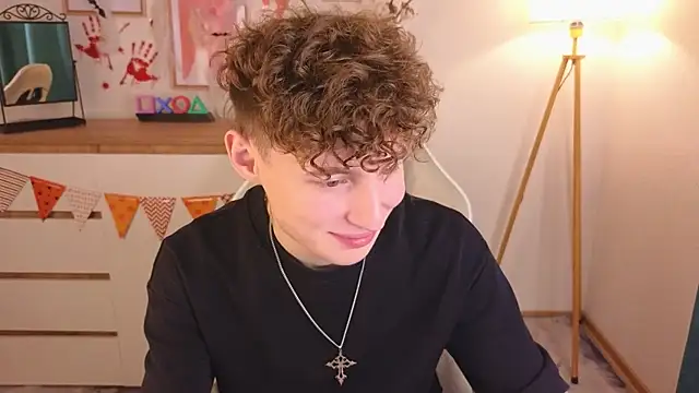 Snapshot of crisp1n chatting on 10/29/25, 03:44 crisp1n online show from 10/29/25, 03:44