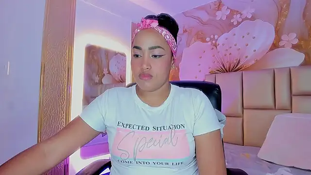 NahomiWalker  online show from 12/05/25, 07:34