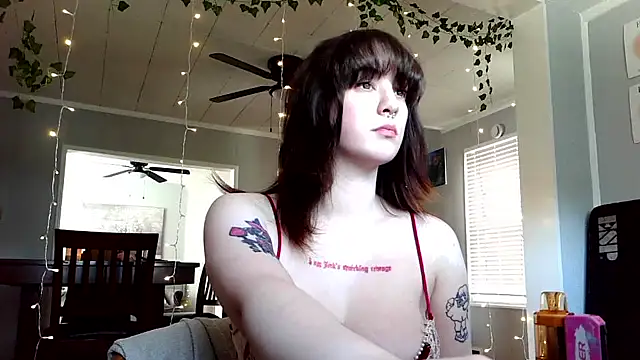 Trickylucy555 online show from 04/07/26, 06:43