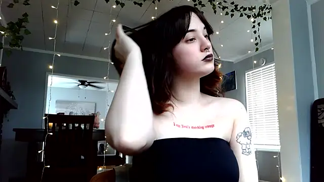 Trickylucy555 online show from 04/04/26, 05:41