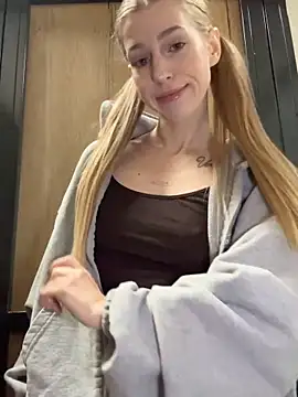 kira mia online show from 12/05/25, 03:43