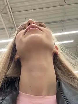 kira mia online show from 12/18/25, 04:00