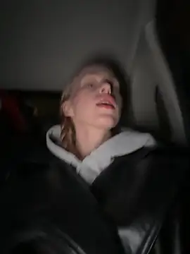 kira mia online show from 12/01/25, 03:35