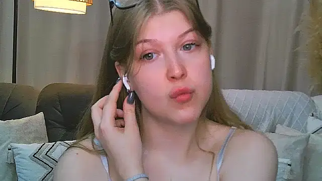 Snapshot of Stella_Light chatting on 05/14/26, 01:08 Stella Light online show from 05/14/26, 01:08