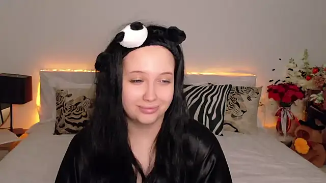 Felicia Herceg online show from 10/31/25, 07:21